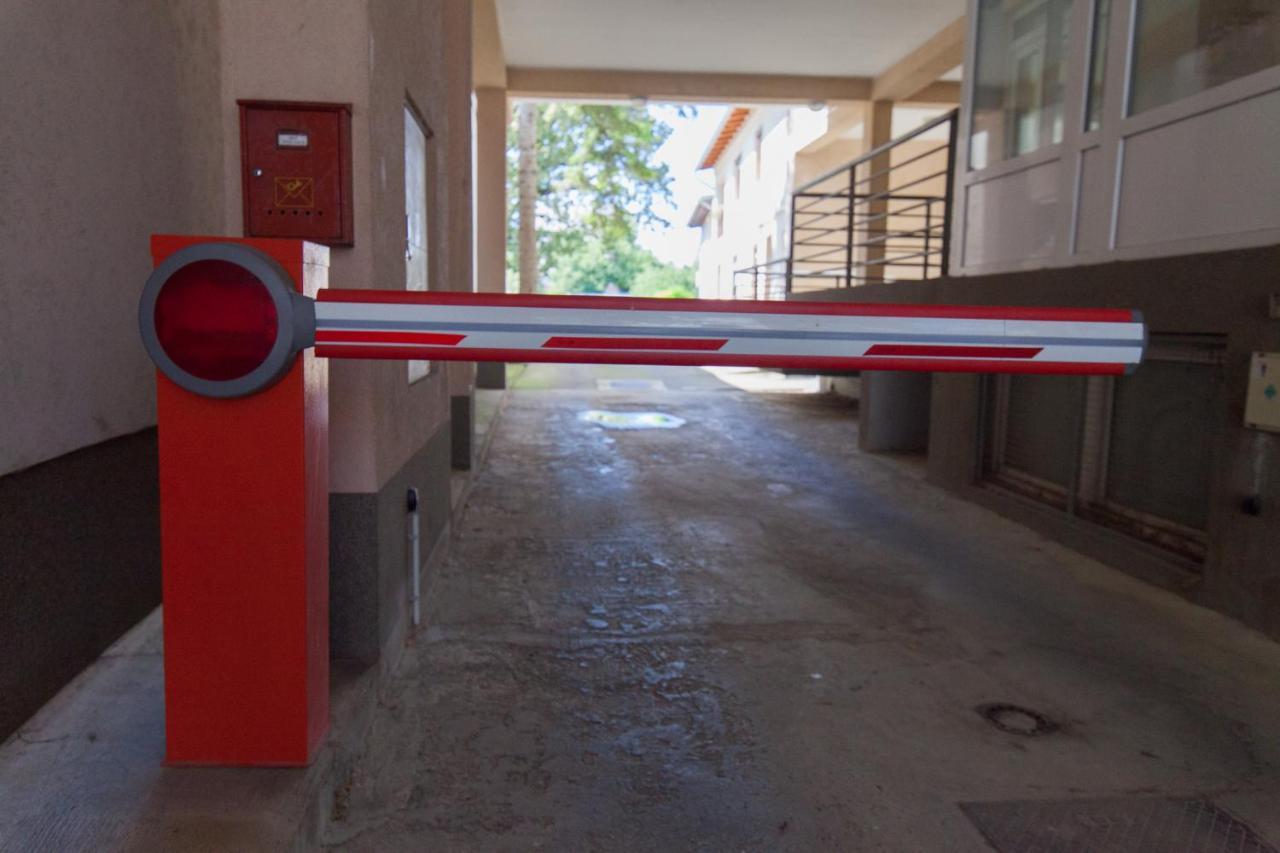 Apartman Aurelius - Private Parking أوسييك المظهر الخارجي الصورة